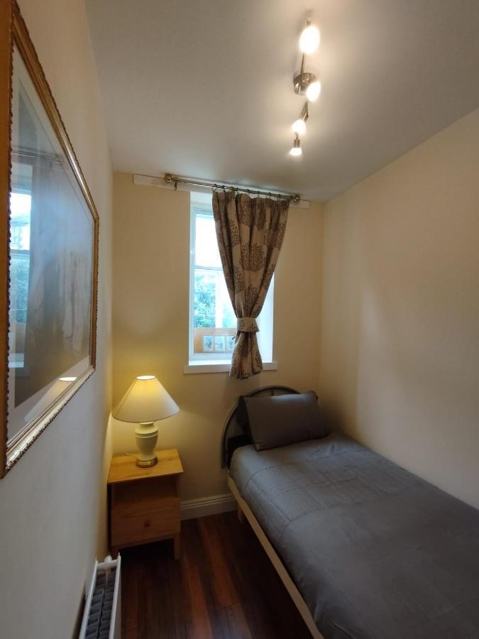 2 Bedrooms Flat Central Edinburgh, Sleeps 6, In The Shadow Of Holyrood Park And Arthur's Seat With Free Parking, Two Bed Apartment