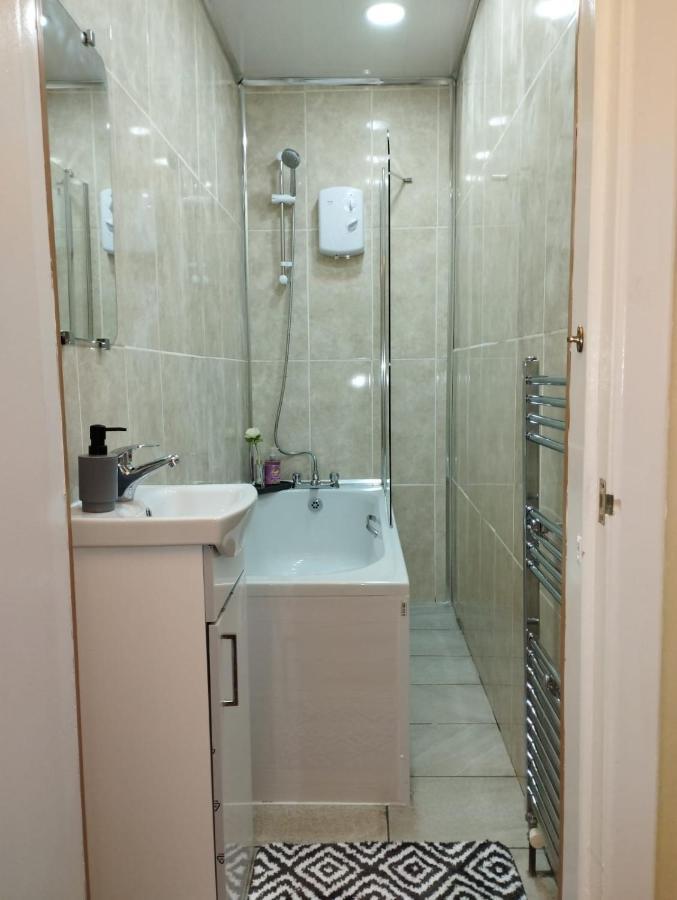 2 Bedrooms Flat Central Edinburgh, Sleeps 6, In The Shadow Of Holyrood Park And Arthur's Seat With Free Parking, Two Bed Apartment