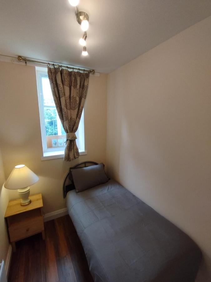 Apartment 2 Bedrooms Flat Central Edinburgh, Sleeps 6, In The Shadow Of Holyrood Park And Arthur's Seat With Free Parking, Two Bed *