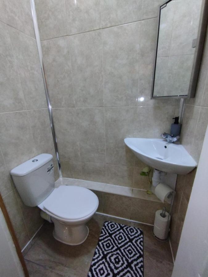 Apartment 2 Bedrooms Flat Central Edinburgh, Sleeps 6, In The Shadow Of Holyrood Park And Arthur's Seat With Free Parking, Two Bed