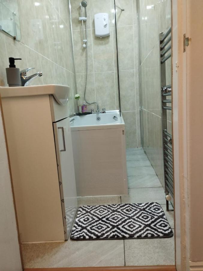 Apartment 2 Bedrooms Flat Central Edinburgh, Sleeps 6, In The Shadow Of Holyrood Park And Arthur's Seat With Free Parking, Two Bed
