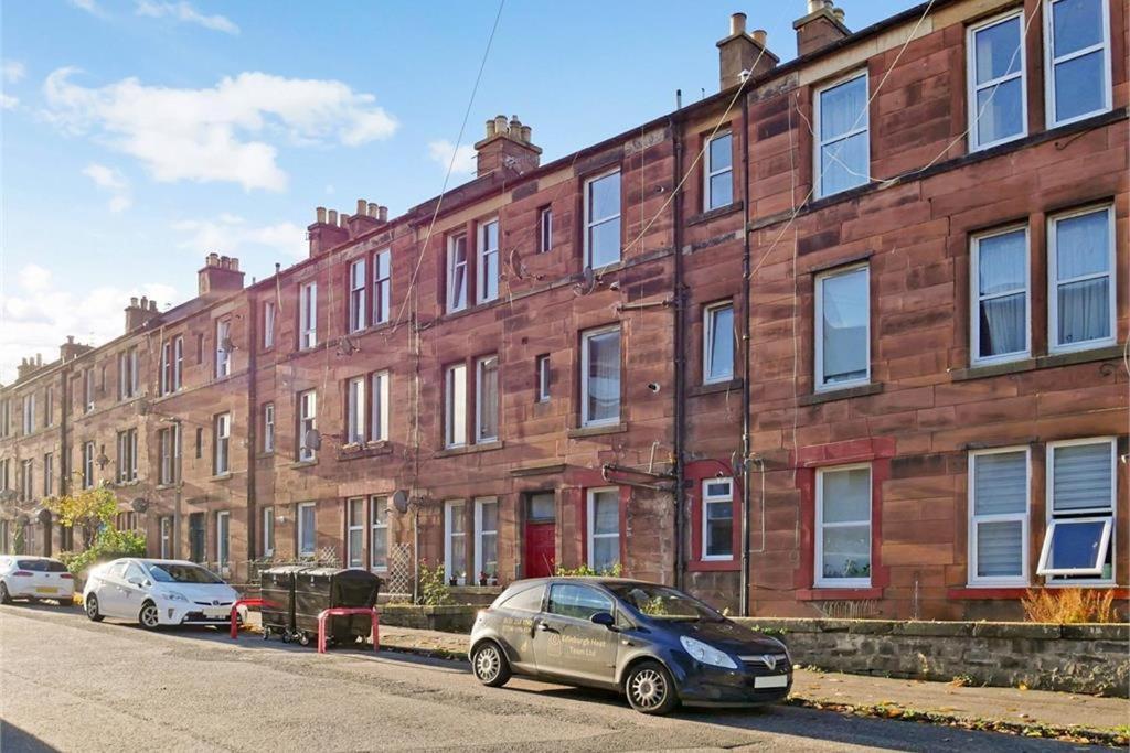 2 Bedrooms Flat Central Edinburgh, Sleeps 6, In The Shadow Of Holyrood Park And Arthur's Seat With Free Parking, Two Bed * Edinburgh