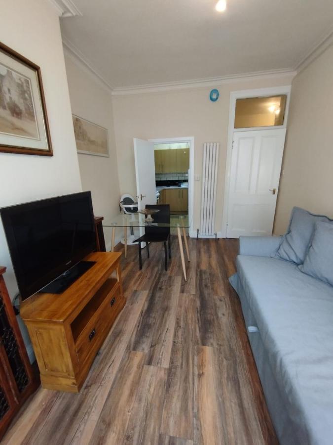 2 Bedrooms Flat Central Edinburgh, Sleeps 6, In The Shadow Of Holyrood Park And Arthur's Seat With Free Parking, Two Bed Appartement Edinburgh