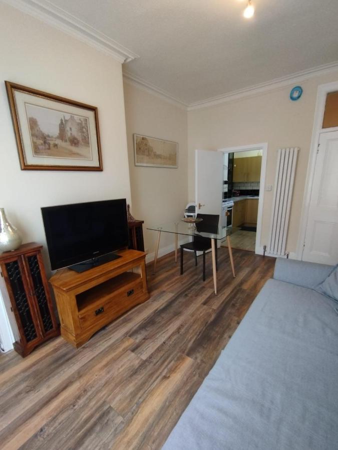 Appartement 2 Bedrooms Flat Central Edinburgh, Sleeps 6, In The Shadow Of Holyrood Park And Arthur's Seat With Free Parking, Two Bed Edinburgh