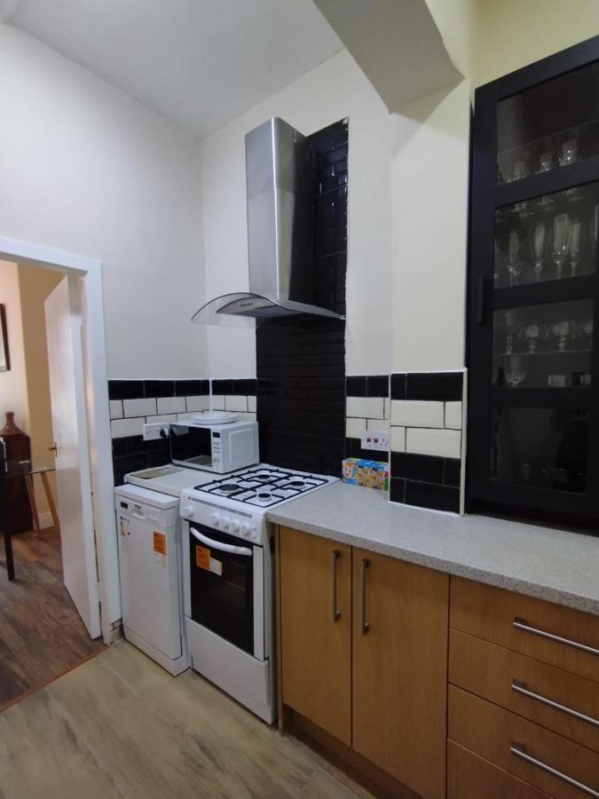 2 Bedrooms Flat Central Edinburgh, Sleeps 6, In The Shadow Of Holyrood Park And Arthur's Seat With Free Parking, Two Bed Appartement Edinburgh