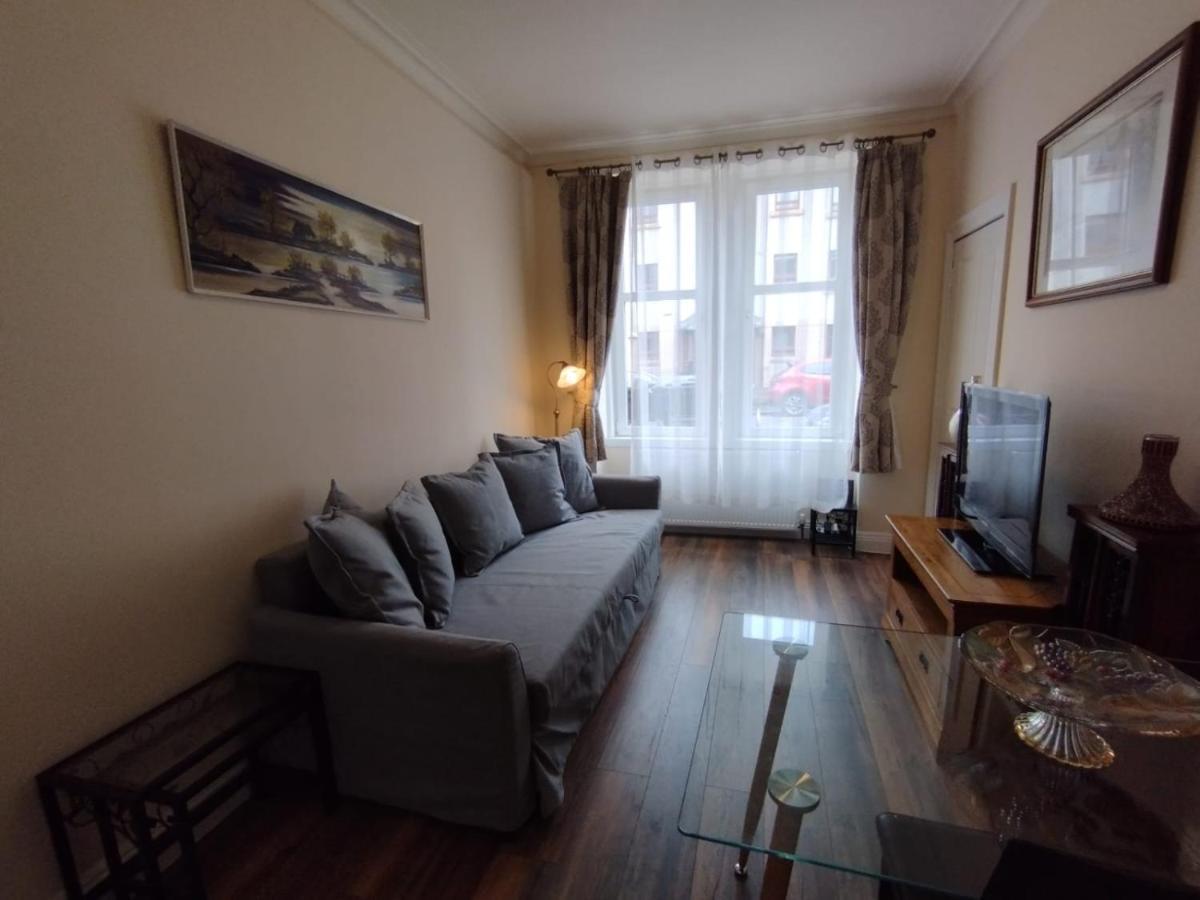 2 Bedrooms Flat Central Edinburgh, Sleeps 6, In The Shadow Of Holyrood Park And Arthur's Seat With Free Parking, Two Bed * Edinburgh