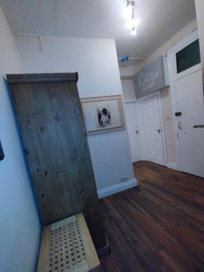 2 Bedrooms Flat Central Edinburgh, Sleeps 6, In The Shadow Of Holyrood Park And Arthur's Seat With Free Parking, Two Bed Appartement Edinburgh