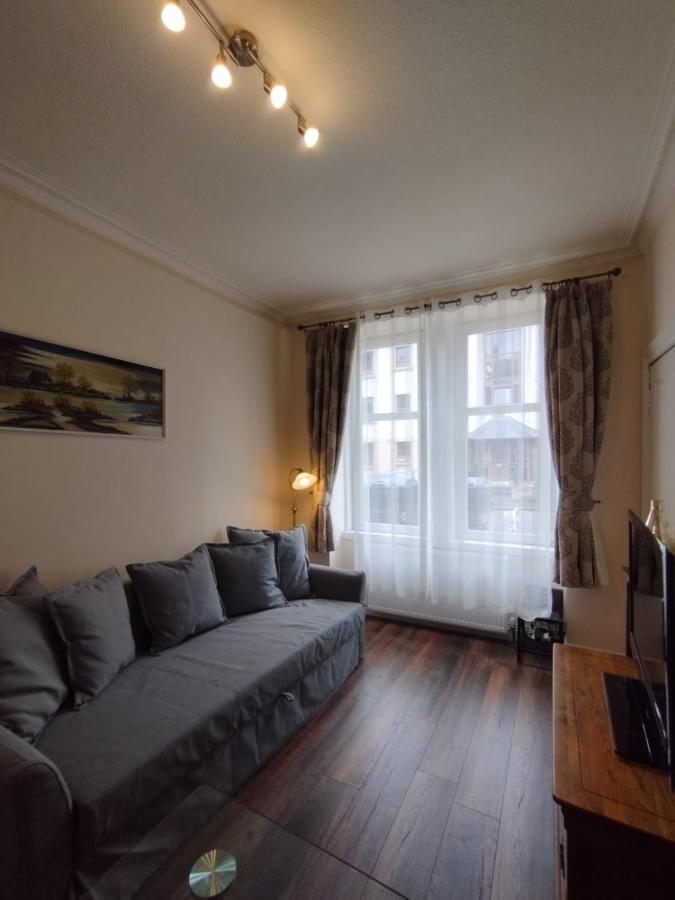 2 Bedrooms Flat Central Edinburgh, Sleeps 6, In The Shadow Of Holyrood Park And Arthur's Seat With Free Parking, Two Bed * Edinburgh