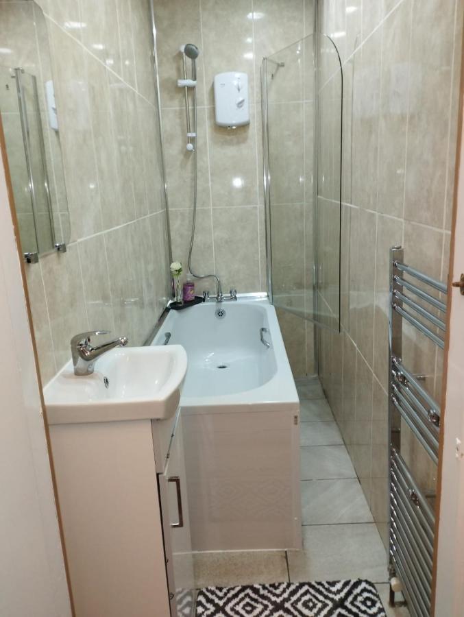 Appartement 2 Bedrooms Flat Central Edinburgh, Sleeps 6, In The Shadow Of Holyrood Park And Arthur's Seat With Free Parking, Two Bed Edinburgh