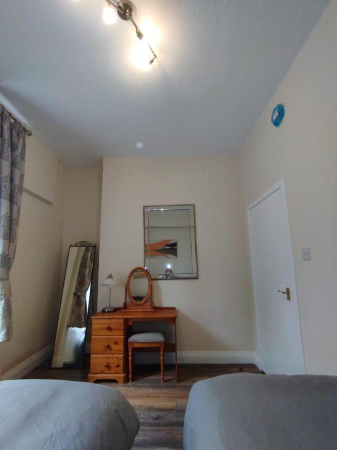 2 Bedrooms Flat Central Edinburgh, Sleeps 6, In The Shadow Of Holyrood Park And Arthur's Seat With Free Parking, Two Bed Appartement *