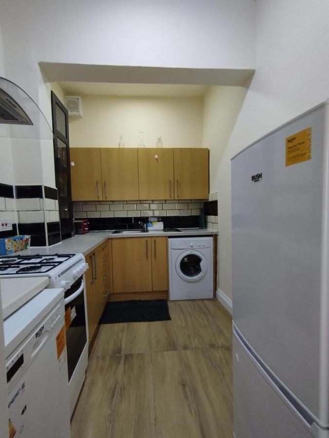 2 Bedrooms Flat Central Edinburgh, Sleeps 6, In The Shadow Of Holyrood Park And Arthur's Seat With Free Parking, Two Bed Appartement Edinburgh