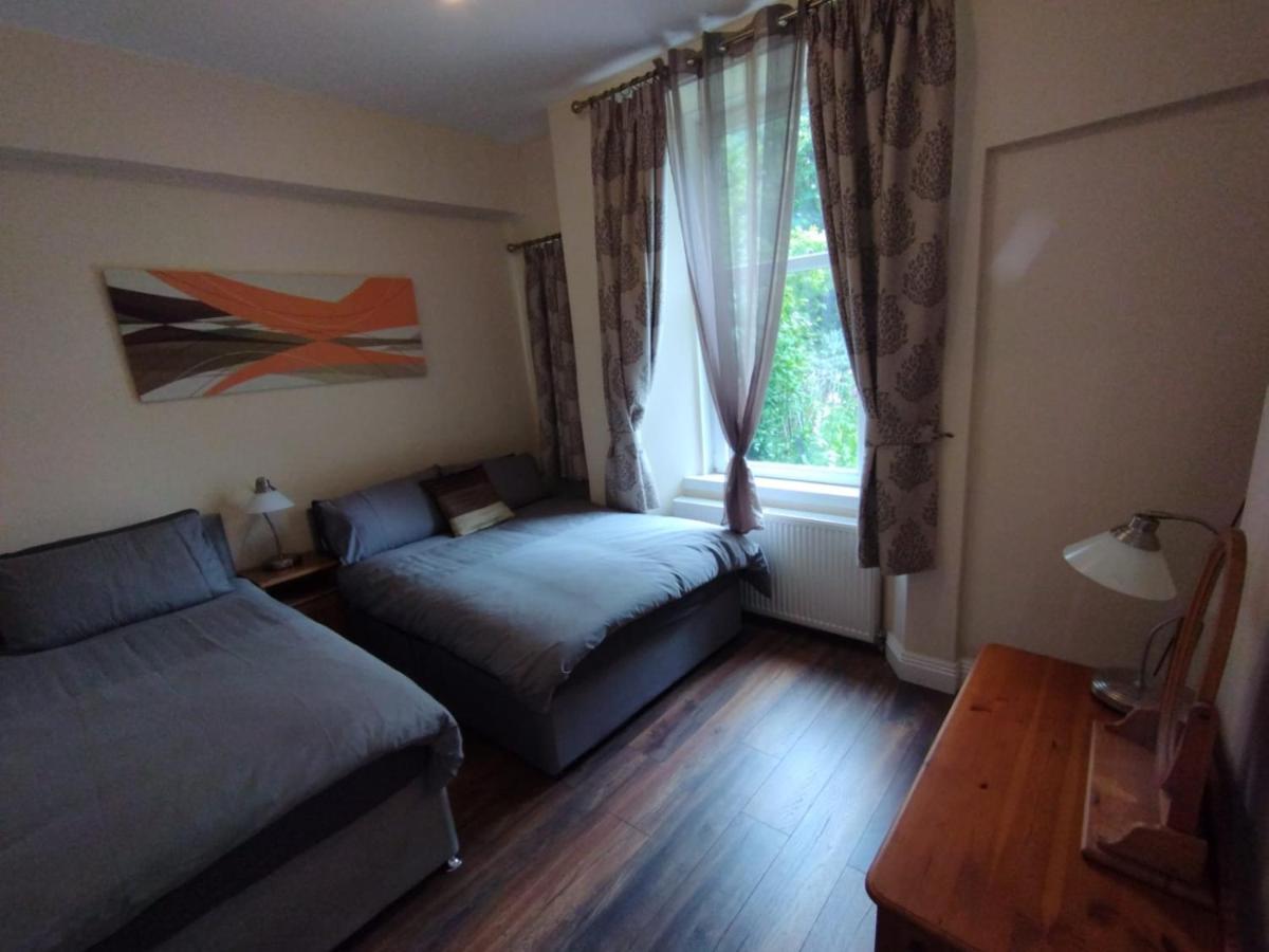 2 Bedrooms Flat Central Edinburgh, Sleeps 6, In The Shadow Of Holyrood Park And Arthur's Seat With Free Parking, Two Bed Edinburgh