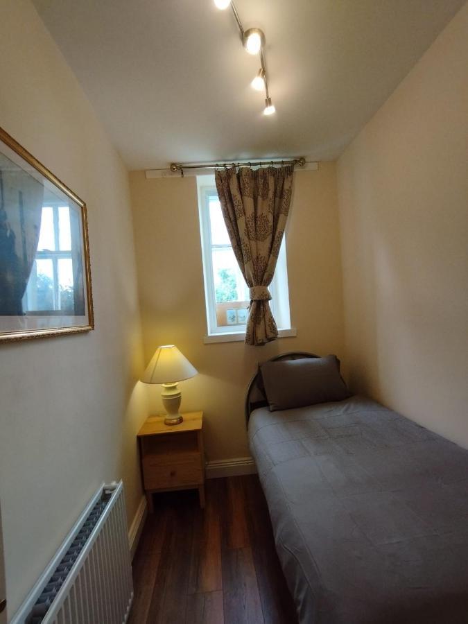 2 Bedrooms Flat Central Edinburgh, Sleeps 6, In The Shadow Of Holyrood Park And Arthur's Seat With Free Parking, Two Bed Appartement Edinburgh