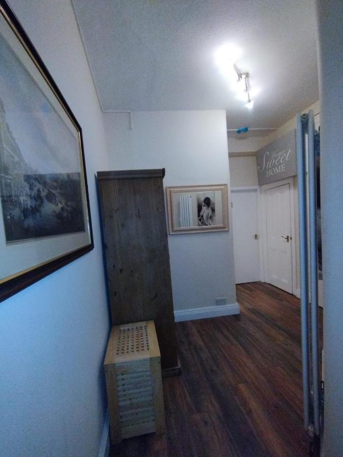 2 Bedrooms Flat Central Edinburgh, Sleeps 6, In The Shadow Of Holyrood Park And Arthur's Seat With Free Parking, Two Bed Edinburgh
