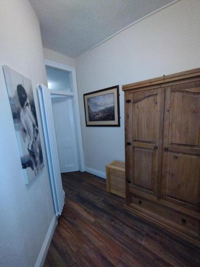2 Bedrooms Flat Central Edinburgh, Sleeps 6, In The Shadow Of Holyrood Park And Arthur's Seat With Free Parking, Two Bed Appartement Edinburgh