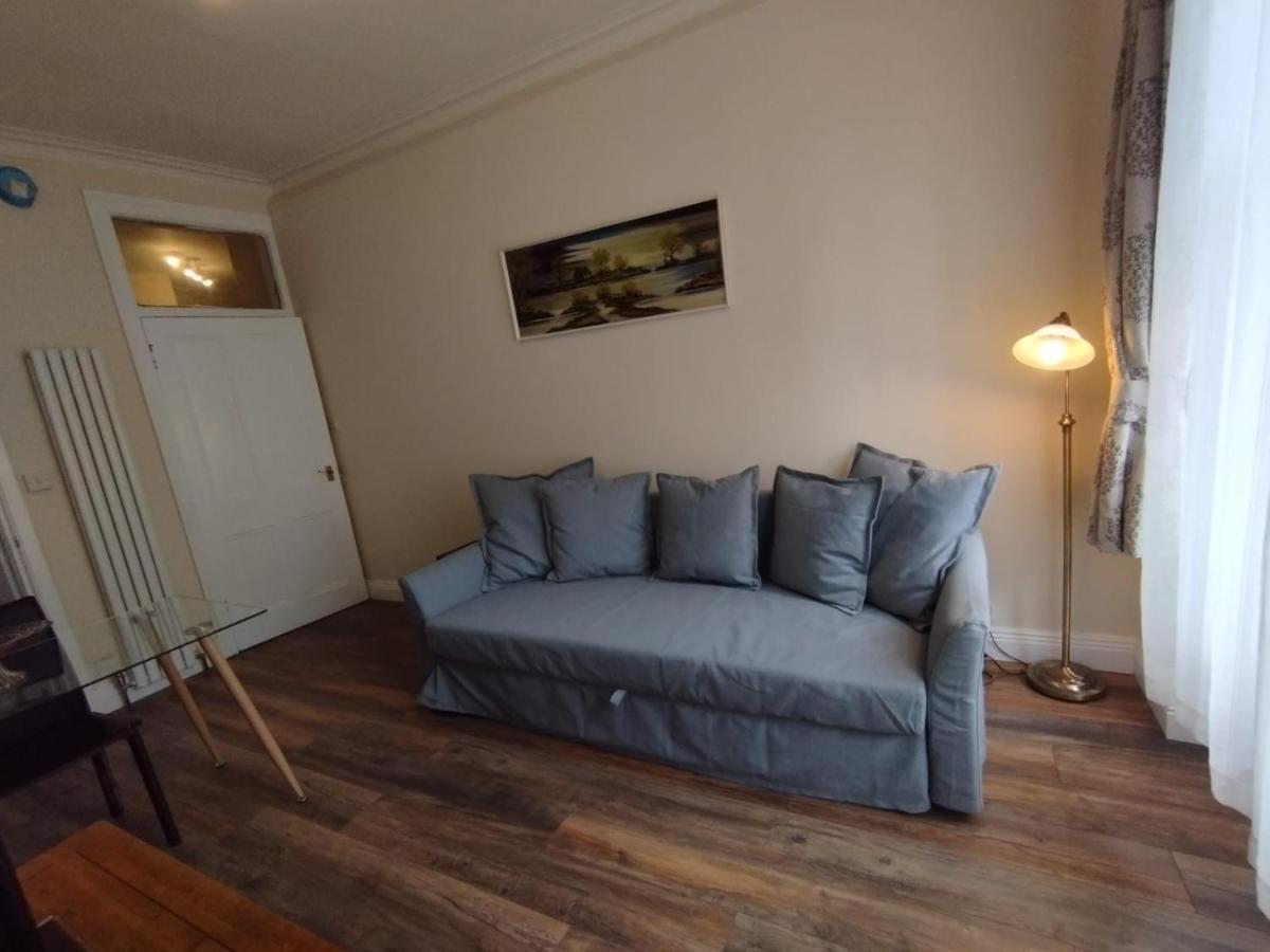 2 Bedrooms Flat Central Edinburgh, Sleeps 6, In The Shadow Of Holyrood Park And Arthur's Seat With Free Parking, Two Bed * Edinburgh