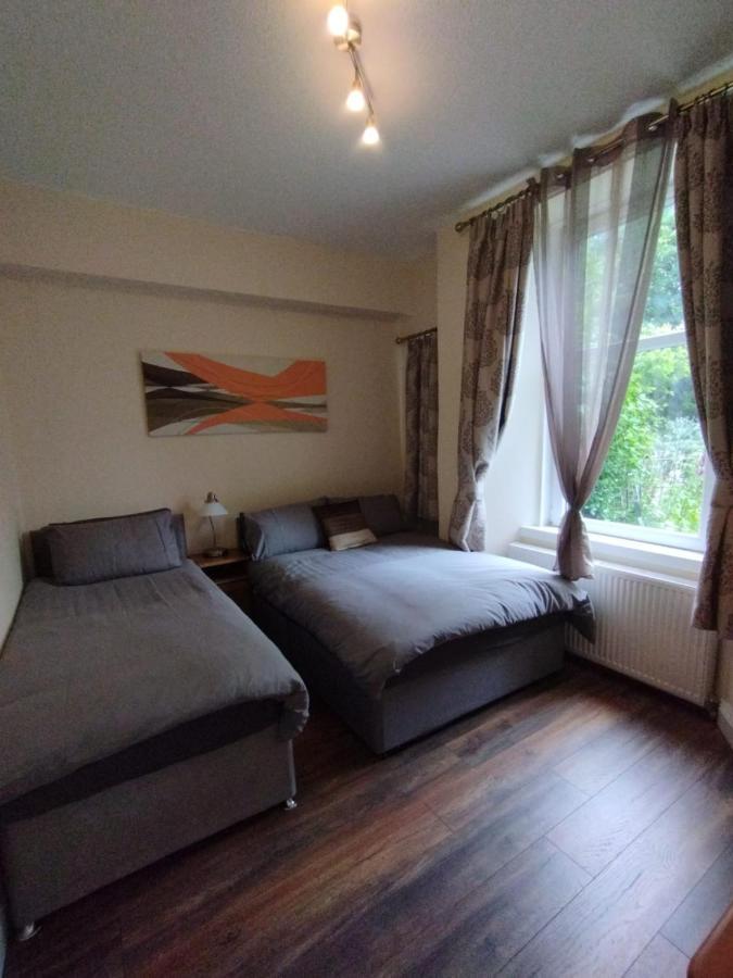 2 Bedrooms Flat Central Edinburgh, Sleeps 6, In The Shadow Of Holyrood Park And Arthur's Seat With Free Parking, Two Bed Edinburgh