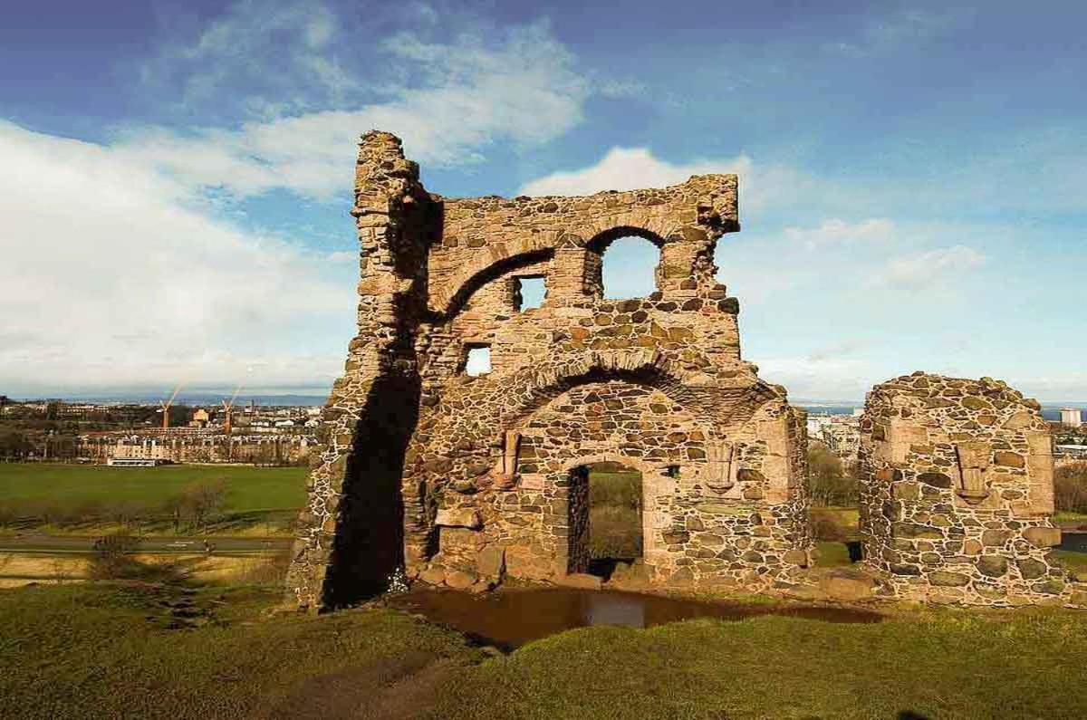 2 Bedrooms Flat Central Edinburgh, Sleeps 6, In The Shadow Of Holyrood Park And Arthur's Seat With Free Parking, Two Bed Appartement Edinburgh