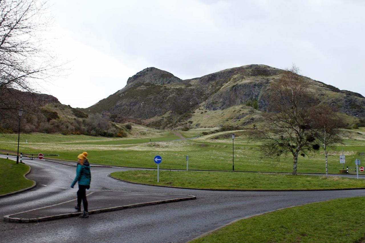 2 Bedrooms Flat Central Edinburgh, Sleeps 6, In The Shadow Of Holyrood Park And Arthur's Seat With Free Parking, Two Bed Appartement Edinburgh